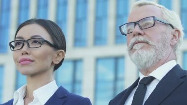 Uzaktan seyir emin iş adamları, başarılı kariyer ve umut verici gelecek