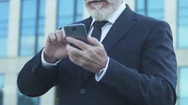 Evet jest, telefon, oyun kazanan hakkında mutlu gösterilen takım elbiseli adam serbest zaman
