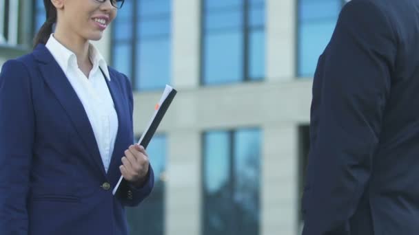 Employé Féminin Serrant Main Patron Heureux Pour Promotion Carrière Réussie — Video