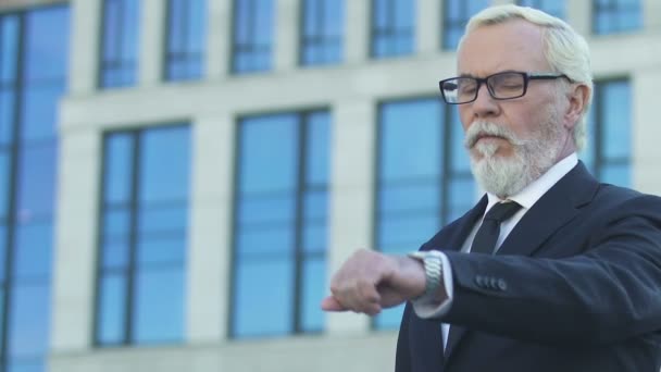Alter Chef Verärgert Über Sekretärin Die Spät Zur Besprechung Kommt — Stockvideo