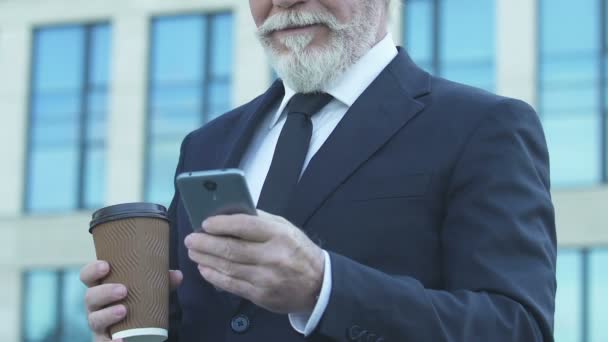 Director Utilizando Teléfono Celular Para Controlar Empresa Desde Distancia Tecnología — Vídeos de Stock