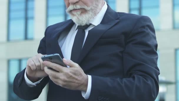 Empresário Mostrando Sim Gesto Extremamente Feliz Com Boas Notícias Smartphone — Vídeo de Stock