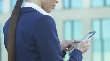 Kadın harika bir haber--dan telefon, son derece başarılı anlaşmayı mutlu okuma