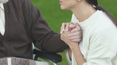 Umutsuz kızı tekerlekli sandalye closeup ölümcül hasta babası veda