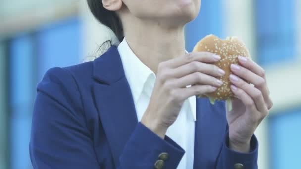 おいしいが 脂肪のハンバーガー 不健康な食品 クローズ アップを食べて空腹企業従業員 — ストック動画