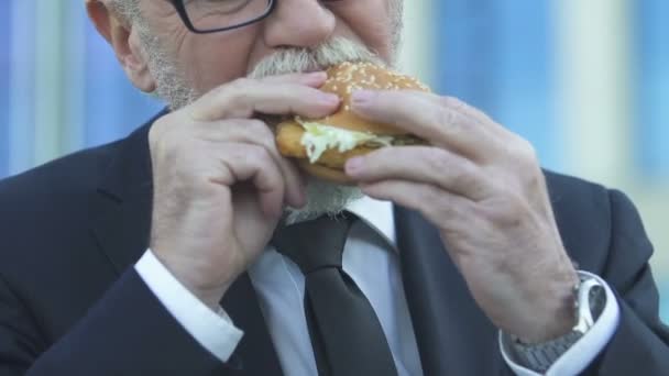 Stary Biznesmen Jedzenie Smaczne Ale Tłustych Hamburgerów Niezdrowe Jedzenie Zbliżenie — Wideo stockowe