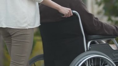 Şehirdeki Engelli insanlar için koşullar yaşayan iterek adam tekerlekli sandalyeye mahkum, Hemşire