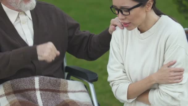 Figlia Che Piange Vicino Vecchio Padre Sulla Sedia Rotelle Depressa — Video Stock