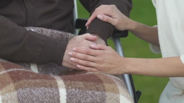 Podtrzymujące Kobieta Trzymając Się Ręce Niepełnosprawny Mężczyzna Współczucia Opieki Pielęgniarskiej — Wideo stockowe