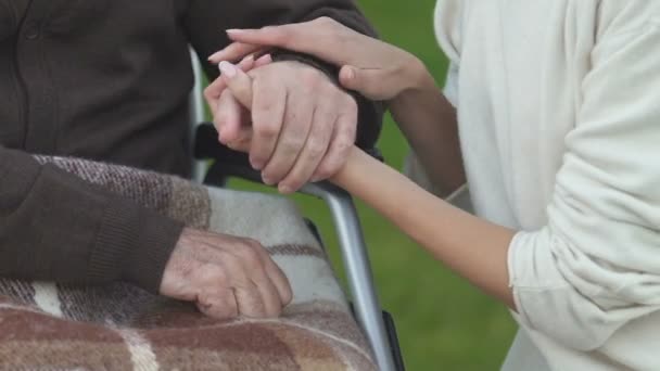 Hija Acariciando Mano Del Padre Discapacitado Apoyando Durante Período Tratamiento — Vídeo de stock