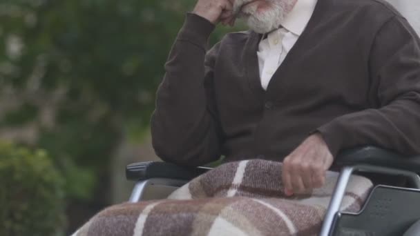 Mujer Portando Hombre Discapacitado Silla Ruedas Cuidando Paciente Gravemente Enfermo — Vídeos de Stock