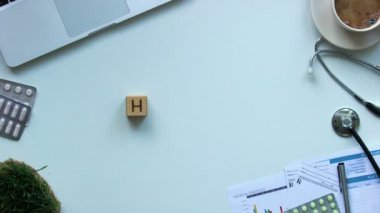 Doktorlar tablo, tanı ve tedavi hastalığın küpleri sağlık kelime yapılmış