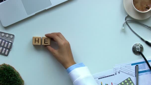 Cuidados Saúde Médico Fêmea Fazendo Palavra Cubos Madeira Prevenção Doenças — Vídeo de Stock