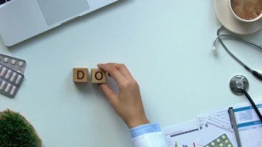 Doktor kelime yapılmış ahşap küpleri üst görünümünü, yüksek kaliteli tıbbi bakım hizmetleri