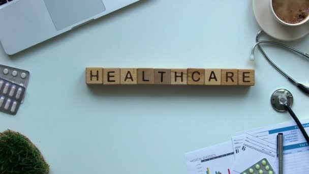 Gesundheitswesen Auf Holzwürfeln Hände Des Kardiologen Zeigen Spielzeugherz Diagnostik — Stockvideo