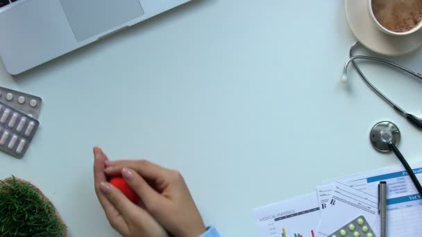 Жінка Лікар Кладе Іграшкове Серце Стіл Обізнаність Про Інсульт Профілактика — стокове відео