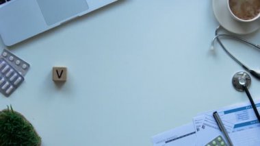 Ahşap küpleri doktorlar eliyle, salgın hastalık önleme yapılan aşılama kelime