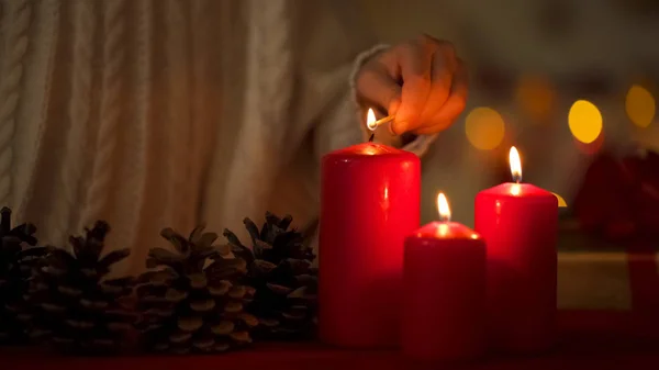 Piccola Adorabile Ragazza Che Accende Candele Alla Vigilia Natale Credenza — Foto Stock