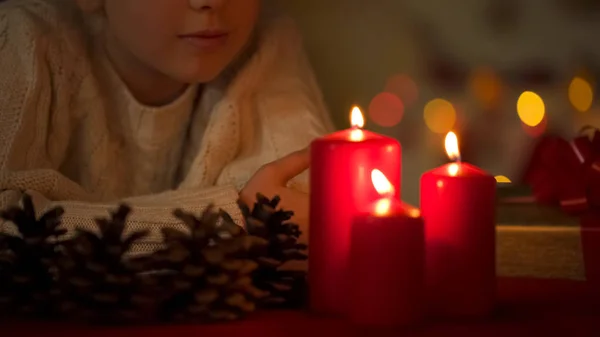 Junges Mädchen Bewundert Weihnachtskerzen Nacht Vor Dem Urlaub Wartet Wunder — Stockfoto