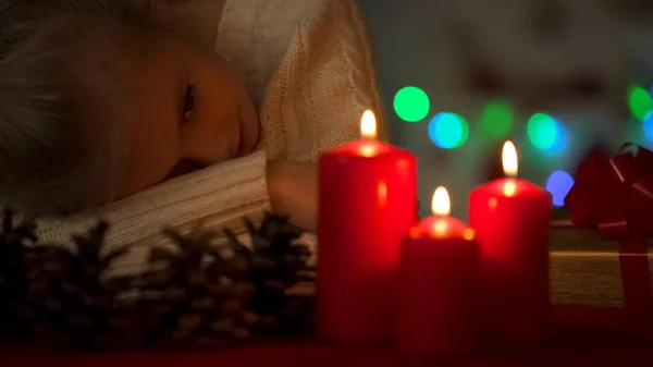 Pequena Criança Cochilando Mesa Esperando Pelo Papai Noel Momentos Mágicos — Fotografia de Stock