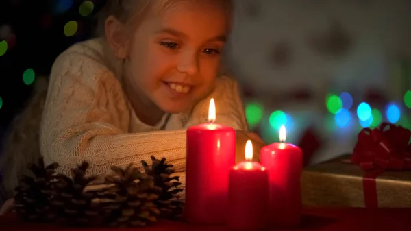 Мрійлива Дівчина Насолоджується Видом Палаючі Свічки Чекаючи Святкування Різдва — стокове фото