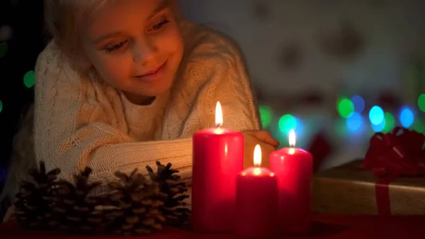 Niedliches Mädchen Schaut Brennende Kerzen Träumt Von Magie Weihnachtsfeier — Stockfoto