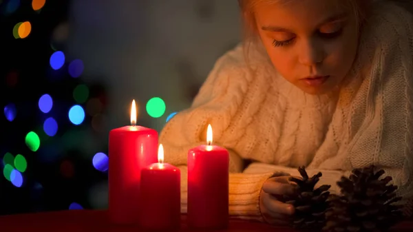 Smutná Dívka Hraje Šiška Zapálených Svíček Vánoční Čas Magie — Stock fotografie