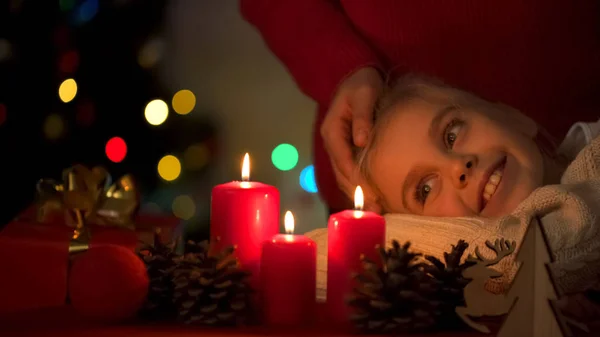 Fürsorgliche Mutter Tröstet Ihre Kleine Tochter Die Weihnachtskerzen Betrachtet — Stockfoto
