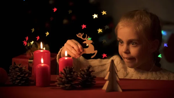 Маленька Дівчинка Мріючи Санта Літати Дерев Яні Олень Граючи Різдвяні — стокове фото