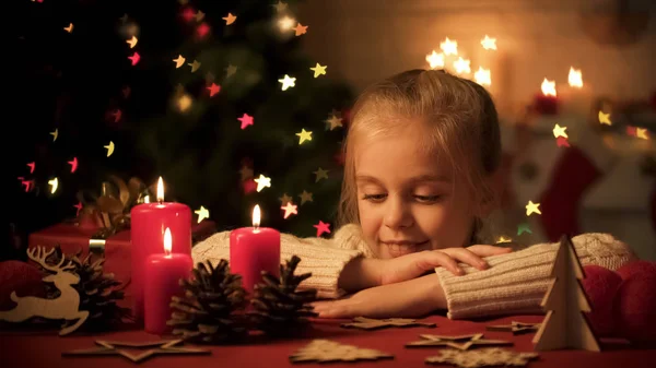 Маленька Дівчинка Дивиться Різдвяні Прикраси Столі Вогні Мерехтять Дереві — стокове фото
