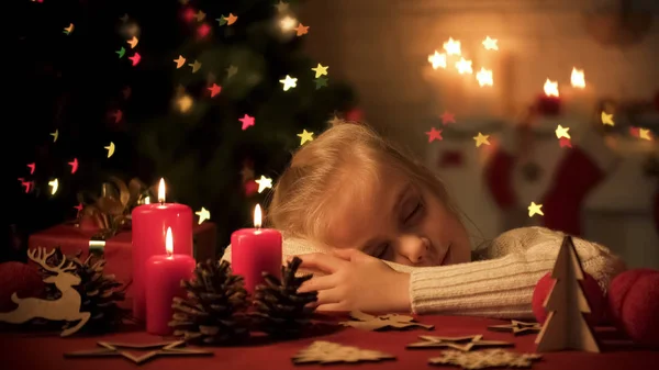 Симпатична Дівчина Заснула Столі Прикрашеному Різдвяним Святом Затишний Будинок — стокове фото
