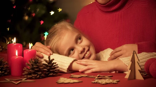 Мама Обнимает Гладит Маленькую Милую Девочку Рождественский Декор Столе Сверкающие — стоковое фото