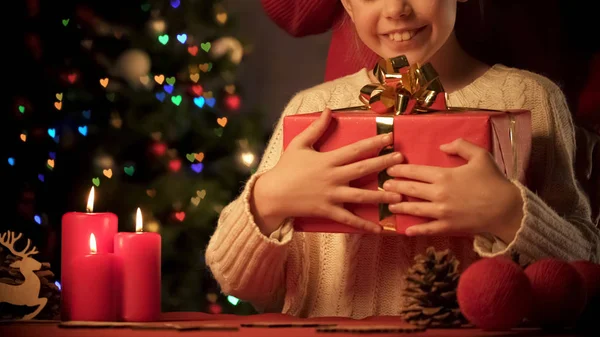 Усміхнена Маленька Дівчинка Тримає Велику Червону Подарункову Коробку Святкування Різдва — стокове фото