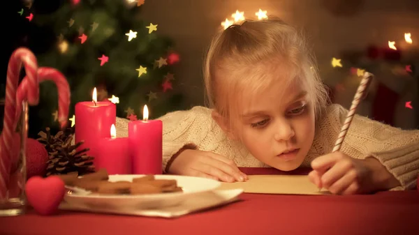 Цілеспрямований Дівчина Писати Листа Санта Клауса Вірою Диво Різдва — стокове фото