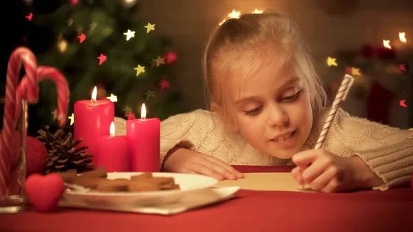 Маленька Дівчинка Складає Список Побажань Перед Різдвяними Святами Чекаючи Подарунків — стокове фото