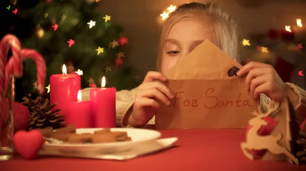 Ragazza Carina Preparare Busta Con Lettera Babbo Natale Credenza Infantile — Foto Stock