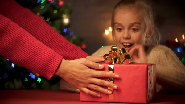 Madre Dando Regalo Navidad Hija Emocionada Servicio Entrega Vacaciones — Foto de Stock