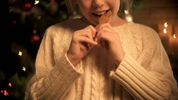 Schattig Kind Eten Traditionele Kerst Cookie Ingericht Boom Mousserend — Stockfoto