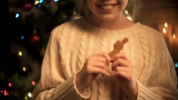Schattig Meisje Met Cookie Paashaas Glimlachend Poseren Bij Camera Verlichte — Stockfoto