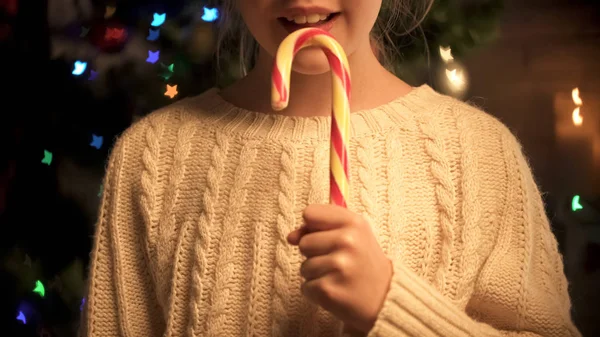 Meisje Bewonderen Van Riet Van Het Suikergoed Van Smakelijke Kerstboom — Stockfoto