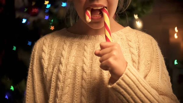 Gelukkig Meisje Eten Zoete Snoep Kerstboom Mousserend Vakantiesfeer — Stockfoto