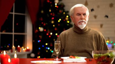 Noel masa yalnız, kutlama tatil dinleyecek halim yok üzerinde oturan üzgün adam