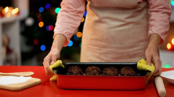 Lady Sätta Matlagning Maträtt Med Kakor Bordet Traditionella Xmas Firande — Stockfoto