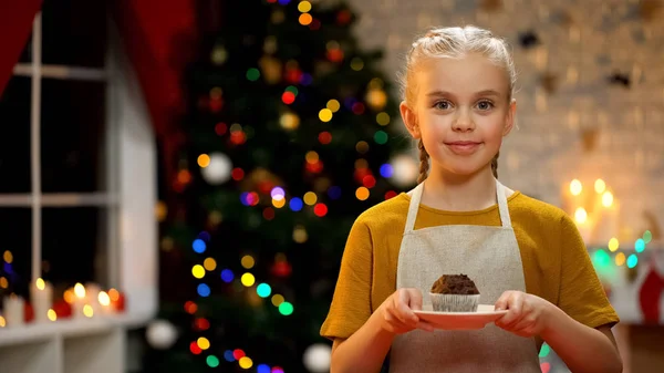 Çikolata Muffin Holding Gülümseyerek Merry Christmas Dilek Sevimli Küçük Kız — Stok fotoğraf
