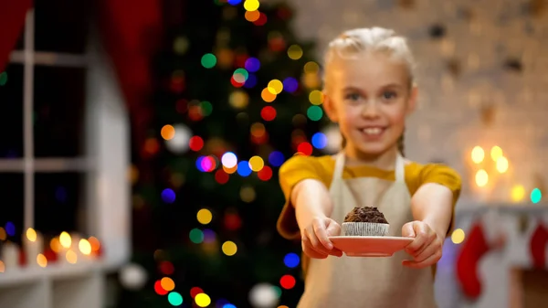 Sevimli Kız Gösteren Muffin Kamera Gülümseyen Mutlu Noel Atmosfer — Stok fotoğraf