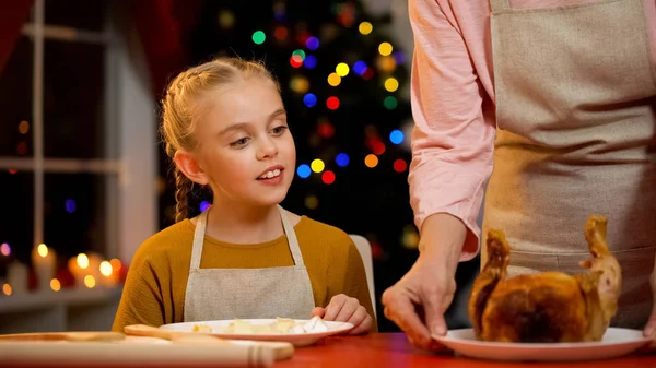 Menina Ajudando Sua Avó Servir Mesa Natal Decorações Espumantes — Fotografia de Stock