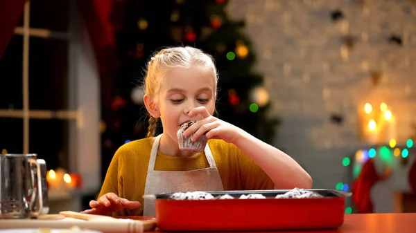 Gülümseyen Kız Gizlice Tatma Çikolatalı Kek Noel Hazırlıkları Çocukluk — Stok fotoğraf