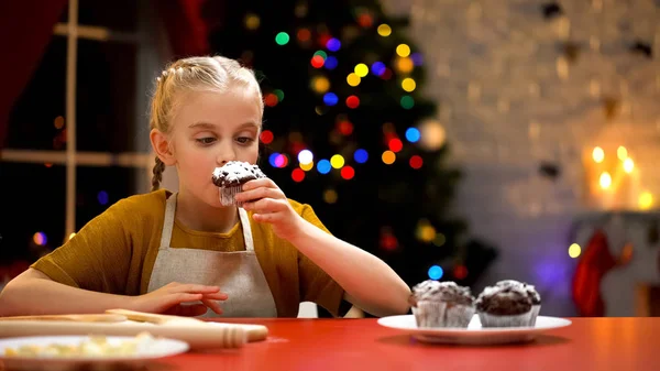 Маленькая Девочка Нюхает Шоколадный Кекс Уютное Рождественское Настроение Праздничная Атмосфера — стоковое фото