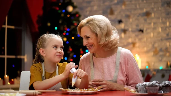 Пенсіонер Леді Дивлячись Схвильований Дівчина Прикрашає Різдво Печиво Щасливий Момент — стокове фото