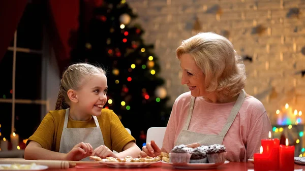 Felice Nonna Ragazza Sorridente Soddisfatto Con Cottura Natale Vacanze — Foto Stock